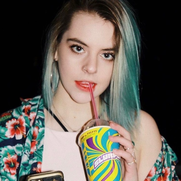 Meet your Posher, Hannah - Picture 2 of 5